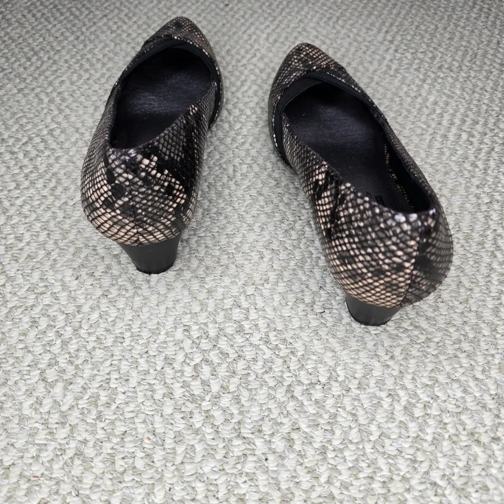 Kim Rogers Omarey Black and Brown Snakeskin Heels Size 6